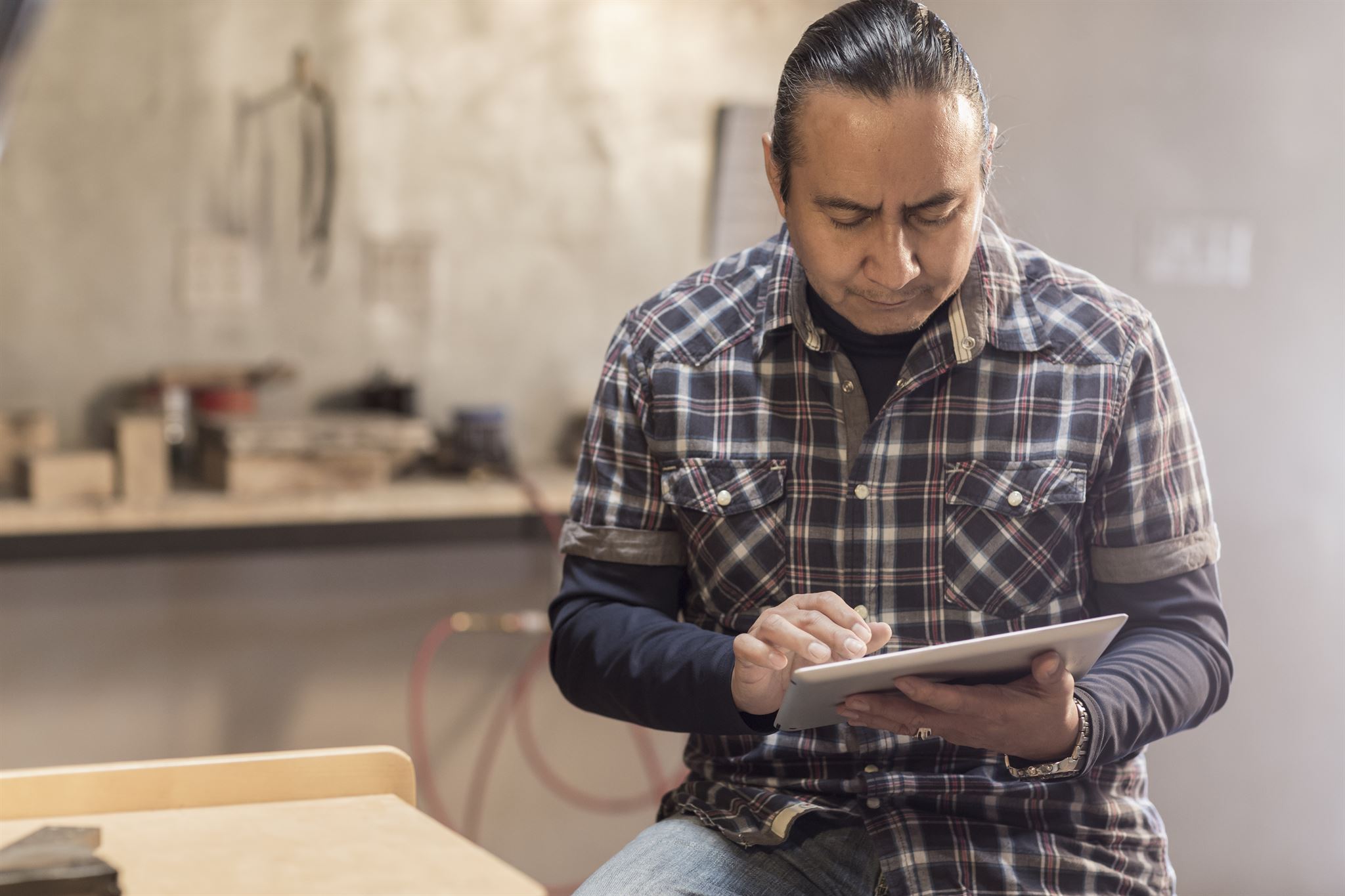 Femme-dans-une-bibliothèque