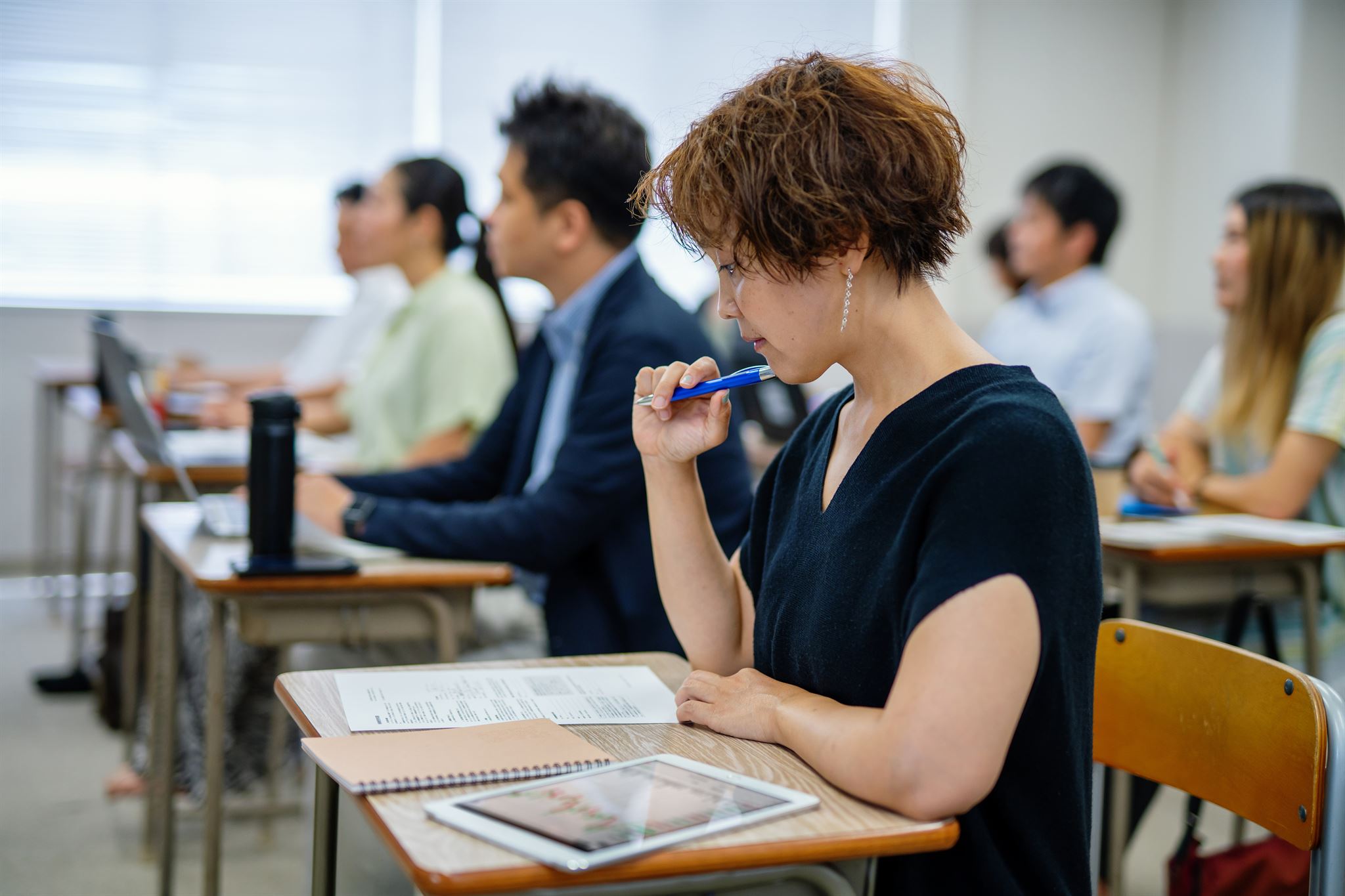 Gros-plan-d’une-femme-en-classe-2