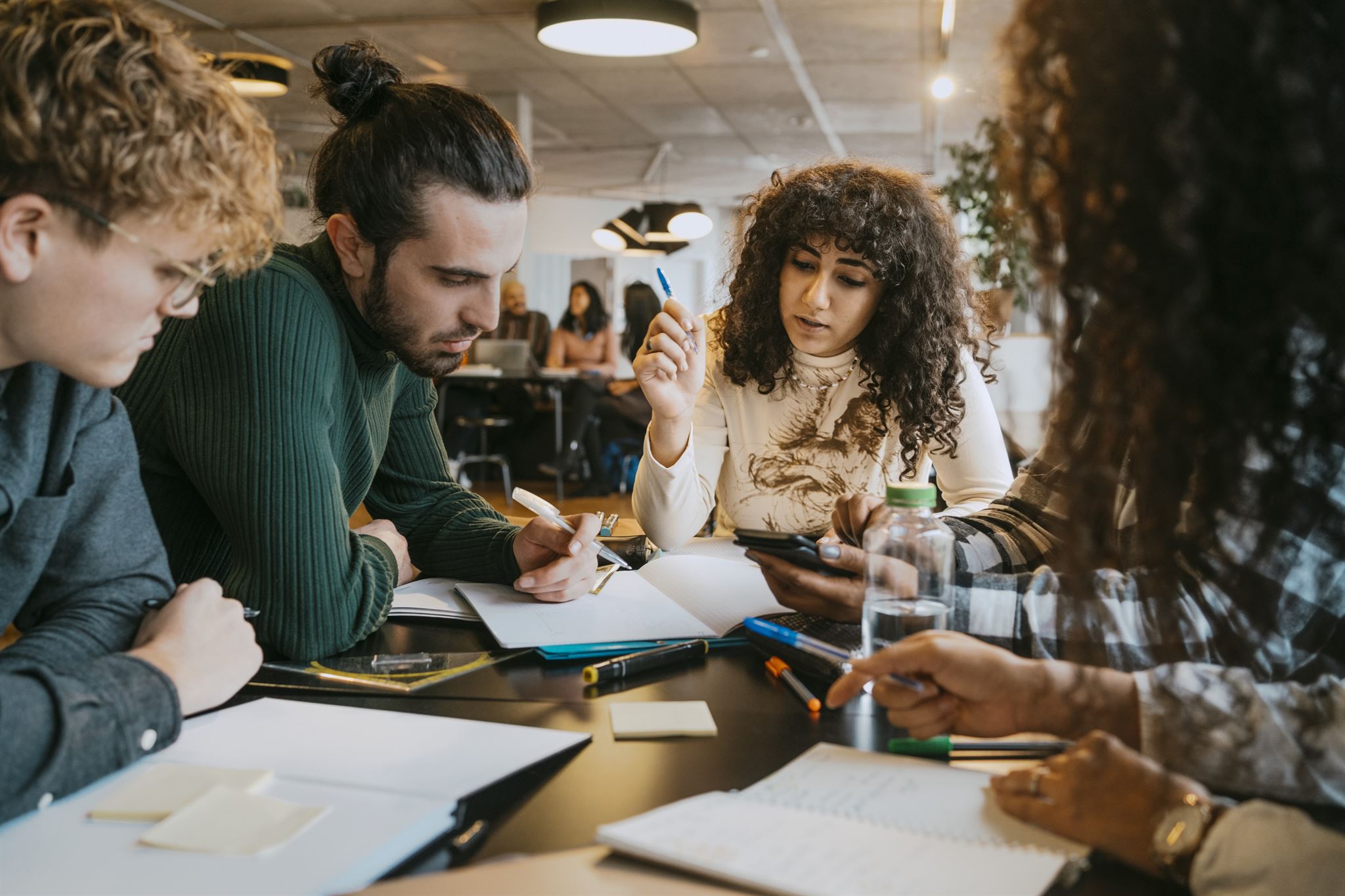 Groupe-d’étude-à-une-table-dans-une-cafétéria-2