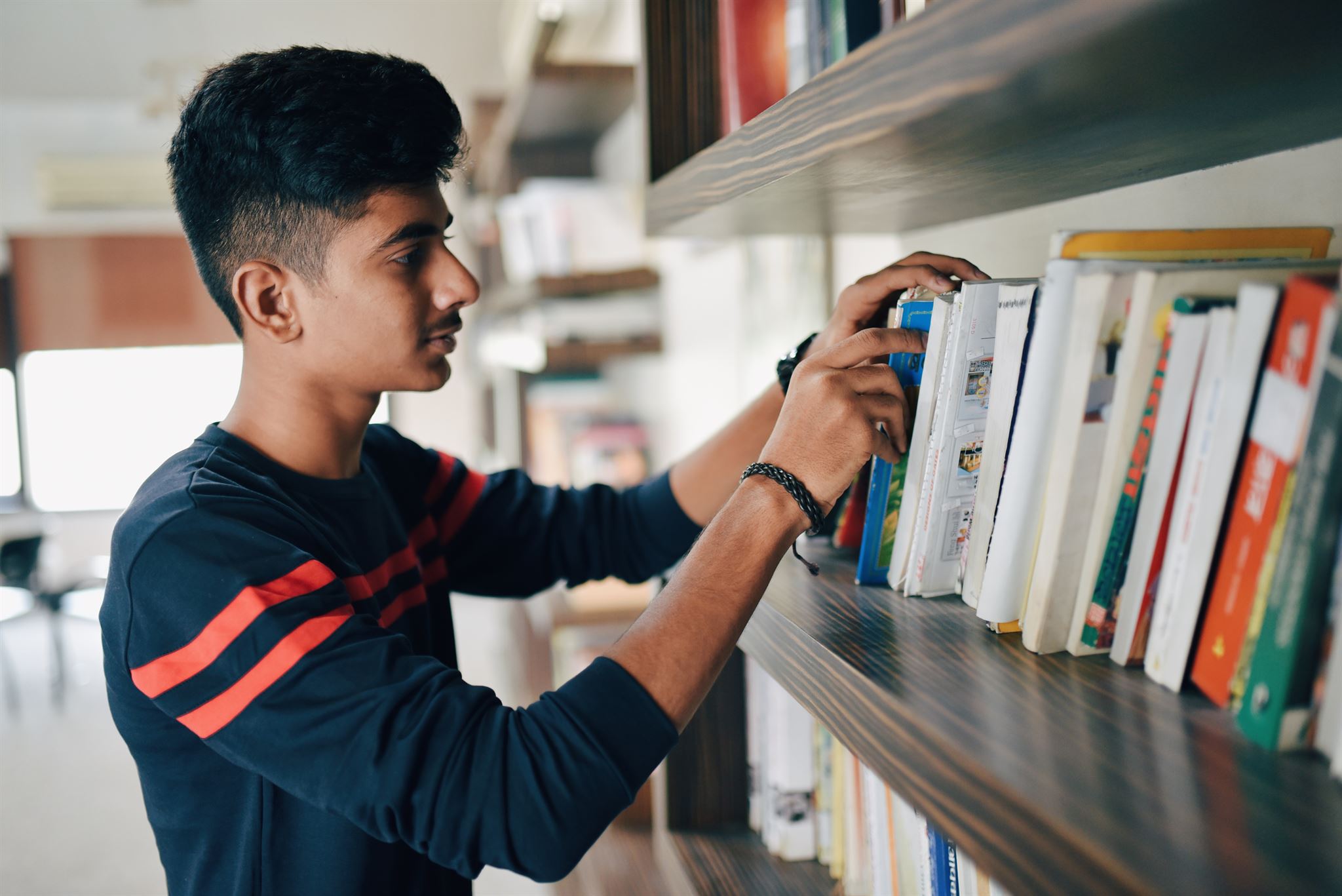 Homme-à-une-bibliothèque