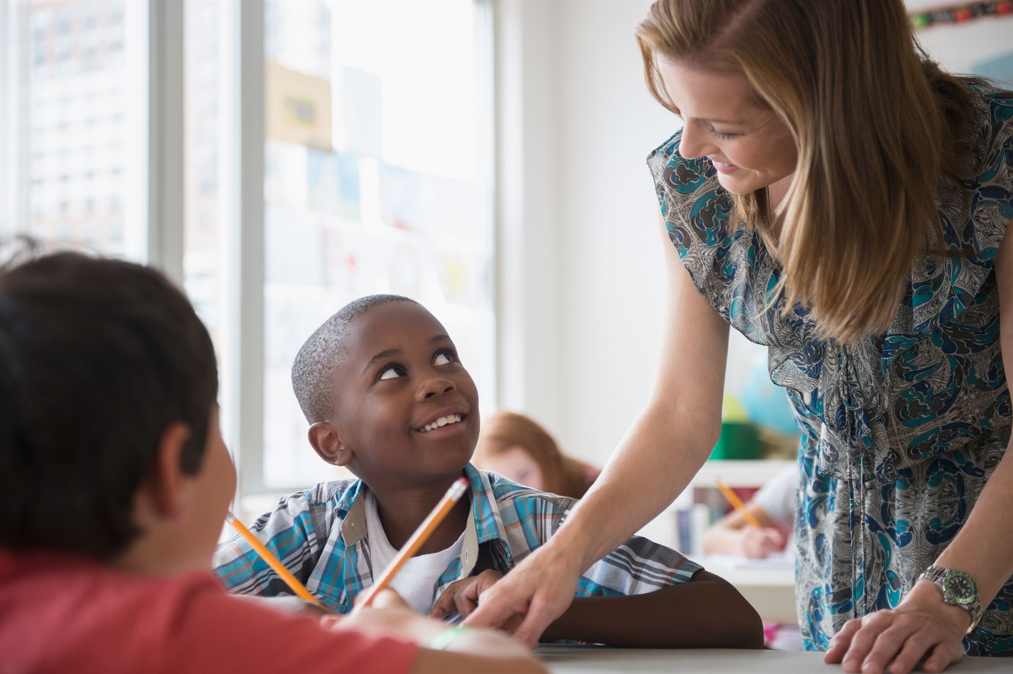 Professeur-souriant-avec-ses-étudiants